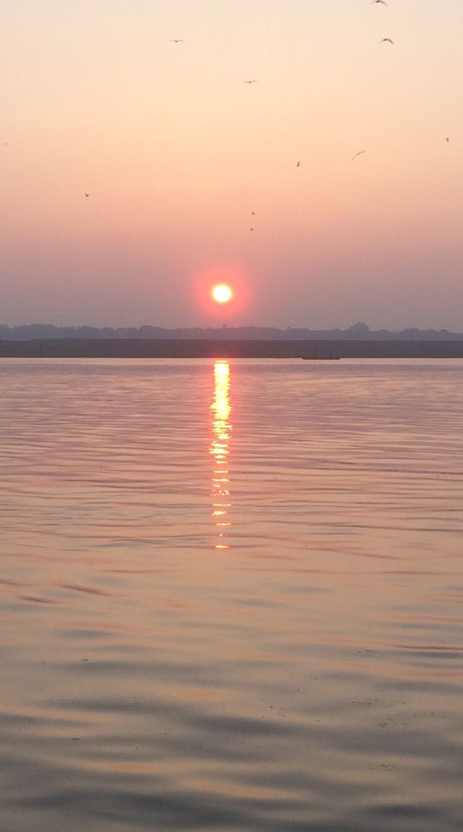 El Sol aparece sobre el Río Ganges.